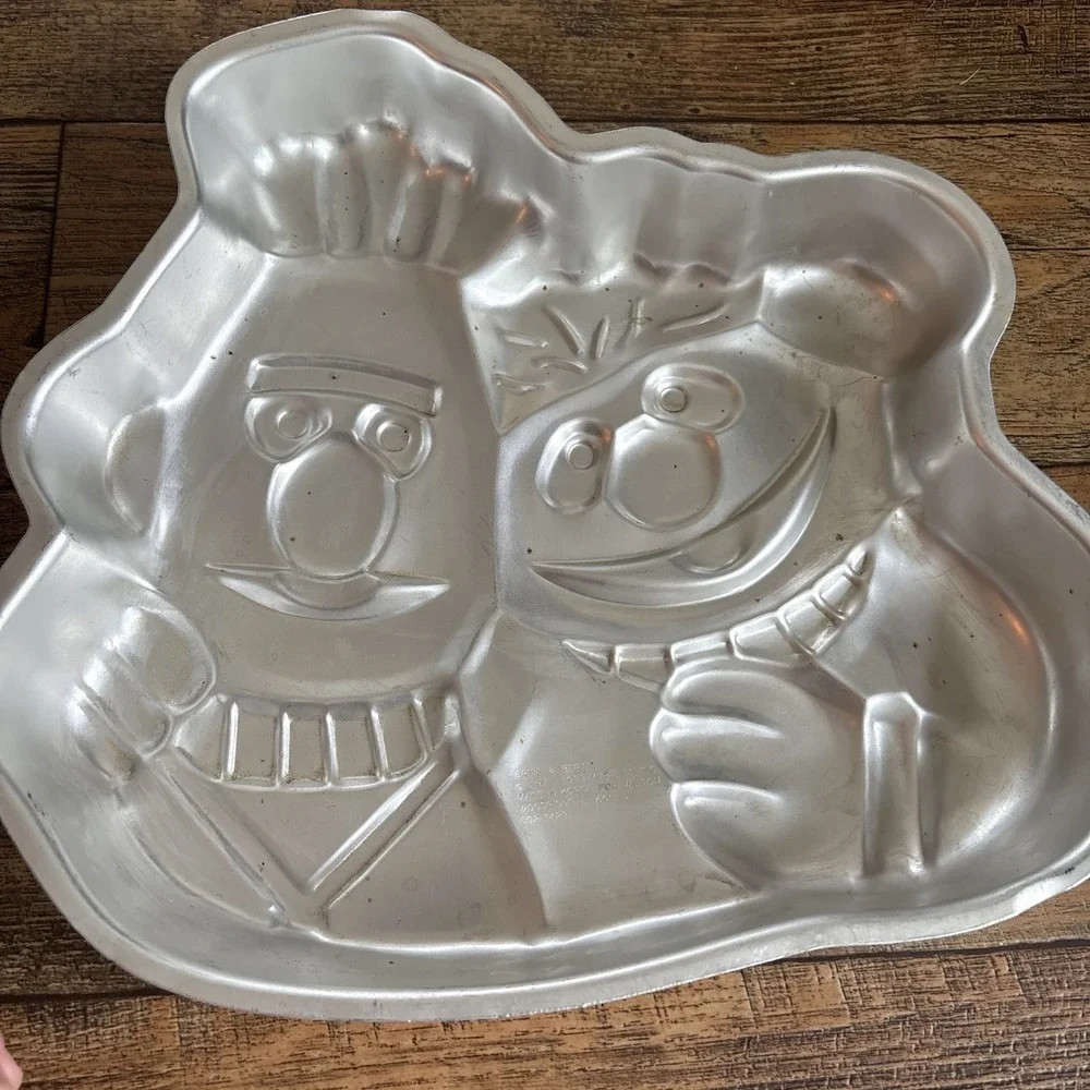 Bert and Ernie Cake Pan Wilton Sesame Street Muppets 1971-1977 Vintage 502-7423